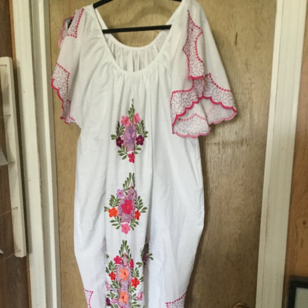 Beautiful  house dress no stains or tears measures 24" pit to pit 47" long